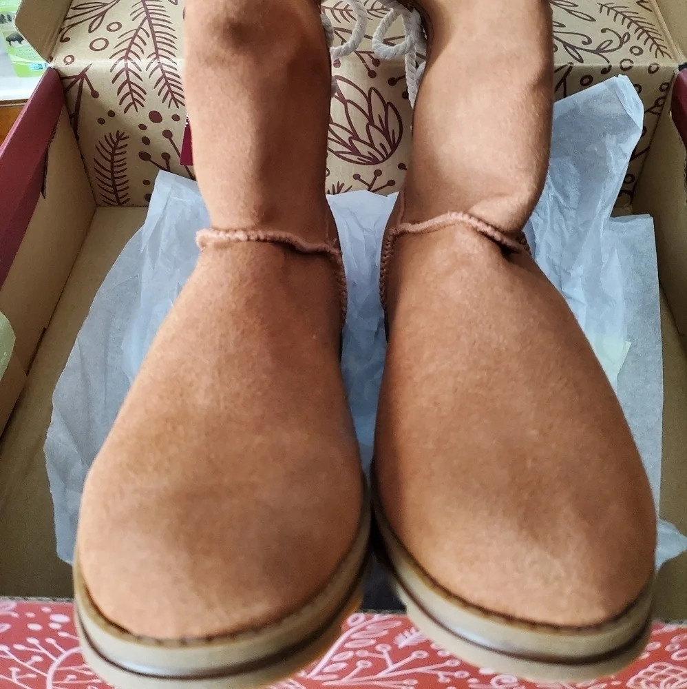 0871. NWTs ~ Original Leather Muk Luks ~ in Cognac~ w/Wool Blend Turn Down Cuff - Picture 5 of 16